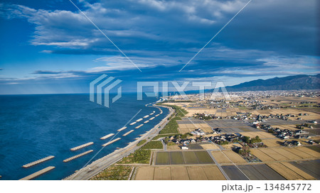 冬の日本海の海岸線から見た黒部川扇状地の風景 134845772