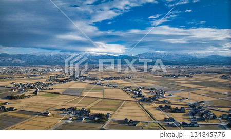 冬の日本海の海岸線から見た黒部川扇状地の風景 134845776