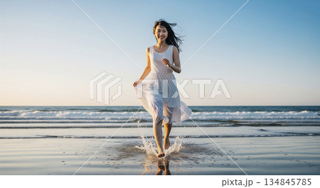白い砂浜とワンピース　ビーチで遊ぶ女性 134845785