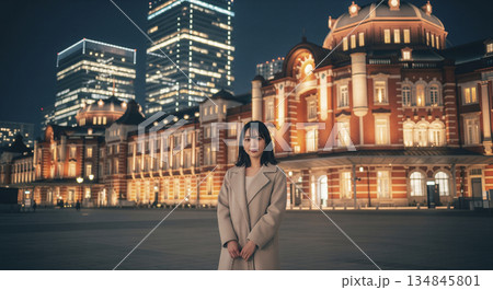 東京駅前の広場で女性が立つ 134845801