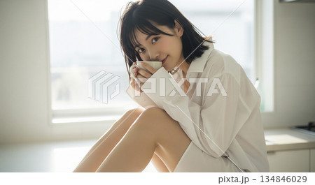 ポートレートイメージ　マグカップを持つ女性 134846029