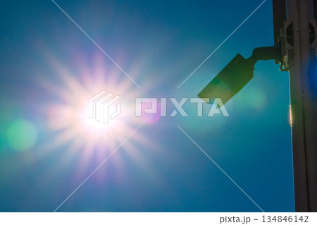 日本の横浜都市景観 希望の光…街角の防犯カメラ。年末…太陽光を浴びる防犯カメラ。高まるニーズ… 日本の横浜都市景観 希望の光…街角の防犯カメラ。年末…太陽光を浴びる防犯カメラ。高まるニーズ… 134846142