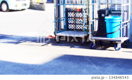 スーパーの裏の風景 134846543