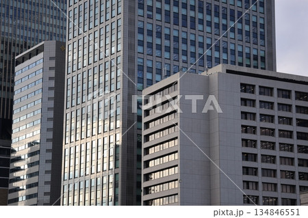 太陽の光りのあたる窓の高層ビル群の街並みと空の風景 太陽の光りのあたる窓の高層ビル群の街並みと空の風景 134846551