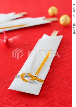 祝い箸(丸箸 箸袋 水引き 金銀 あわじ結び)【赤背景・シンプル】 祝い箸(丸箸 箸袋 水引き 金銀 あわじ結び)【赤背景・シンプル】 134846591