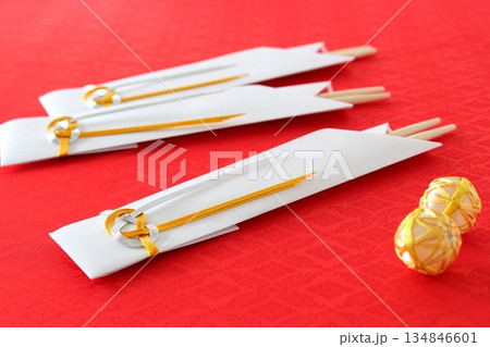 正月 祝い箸(丸箸 箸袋 水引き 金銀 あわじ結び)【赤背景・シンプル】 正月 祝い箸(丸箸 箸袋 水引き 金銀 あわじ結び)【赤背景・シンプル】 134846601
