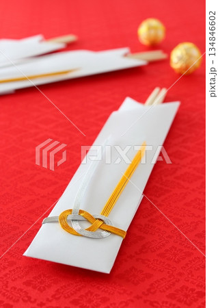正月 祝い箸(丸箸 箸袋 水引き 金銀 あわじ結び)【赤背景・シンプル】 正月 祝い箸(丸箸 箸袋 水引き 金銀 あわじ結び)【赤背景・シンプル】 134846602