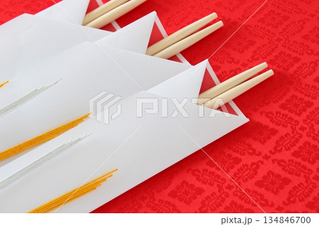 祝い箸(丸箸 箸袋 水引き 金銀 あわじ結び)【赤背景・アップ・シンプル】 祝い箸(丸箸 箸袋 水引き 金銀 あわじ結び)【赤背景・アップ・シンプル】 134846700