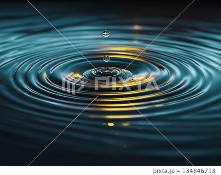 金色の光が映る水面の波紋写真 134846713