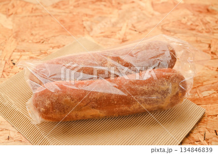 袋に入ったきな粉揚げパン 袋に入ったきな粉揚げパン 134846839