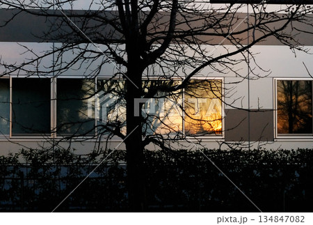 CCD 1M画素センサー：ガラス窓に映る夕景 134847082