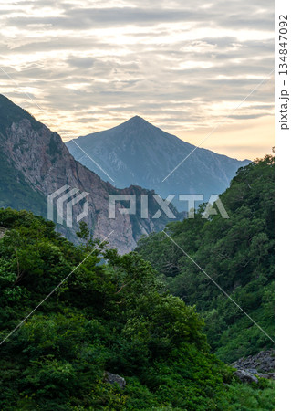 天狗原から見る朝焼けの常念岳 槍沢から大キレット縦走登山 天狗原から見る朝焼けの常念岳 槍沢から大キレット縦走登山 134847092