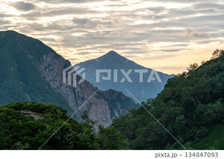 天狗原から見る朝焼けの常念岳　槍沢から大キレット縦走登山 134847093