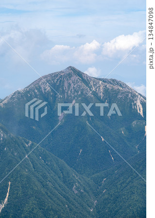 北穂高小屋のテラスから見る常念岳　槍沢から大キレット縦走登山 134847098