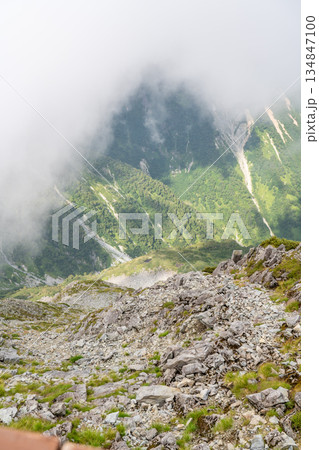 北穂高小屋のテラスから見下ろす大キレット縦走路 槍沢から大キレット縦走登山 北穂高小屋のテラスから見下ろす大キレット縦走路 槍沢から大キレット縦走登山 134847100