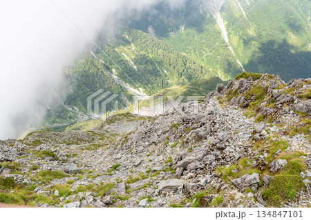 北穂高小屋のテラスから見下ろす大キレット縦走路 槍沢から大キレット縦走登山 北穂高小屋のテラスから見下ろす大キレット縦走路 槍沢から大キレット縦走登山 134847101