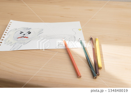 お絵描きと色鉛筆 お絵描きと色鉛筆 134848019