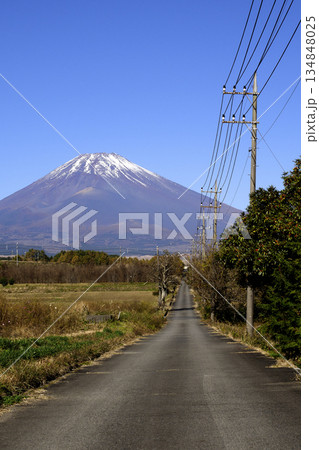 富士山へと続くまっすぐな舗装路と電線 134848025