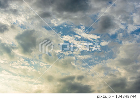 秋の夕暮れに輝く空と雲11 秋の夕暮れに輝く空と雲11 134848744