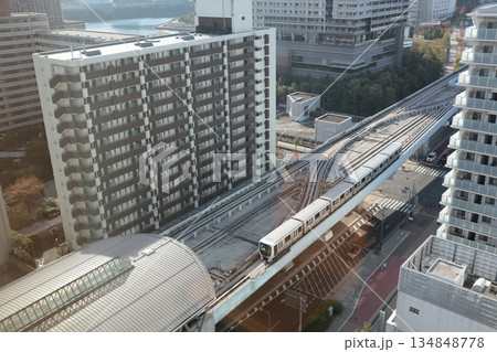 豊洲シビックセンター11階の区民広場から見下ろした新交通ゆりかもめ 豊洲シビックセンター11階の区民広場から見下ろした新交通ゆりかもめ 134848778