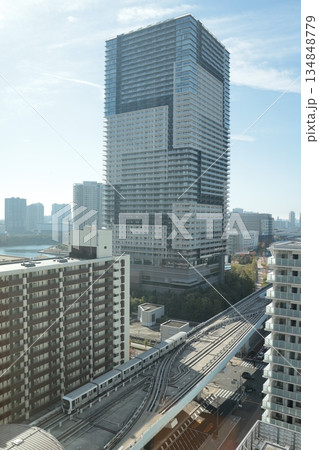 豊洲シビックセンター11階の区民広場から見下ろした新交通ゆりかもめ 134848779