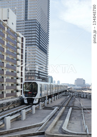 豊洲駅付近を走行する新交通ゆりかもめ 134848780