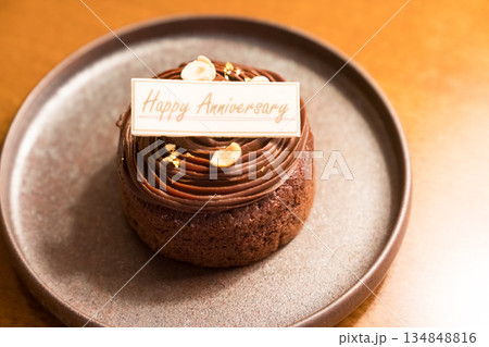 高級ホテルのアニバーサリーケーキ 134848816