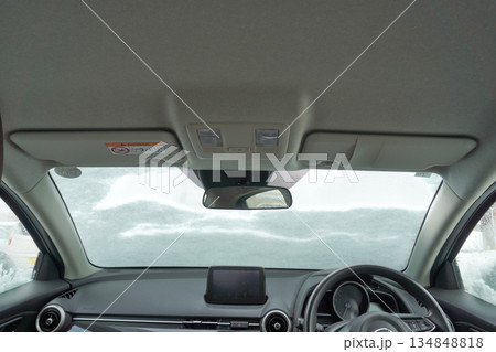 雪の積もったフロントガラス(車内)01 雪の積もったフロントガラス(車内)01 134848818