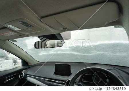 雪の積もったフロントガラス（車内）02 134848819