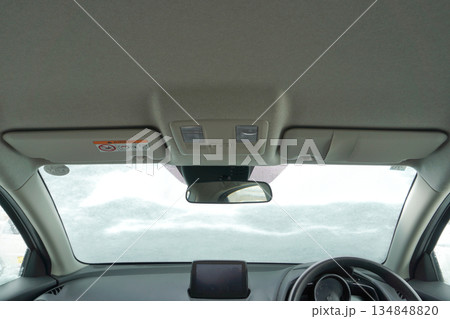 雪の積もったフロントガラス(車内)03 雪の積もったフロントガラス(車内)03 134848820