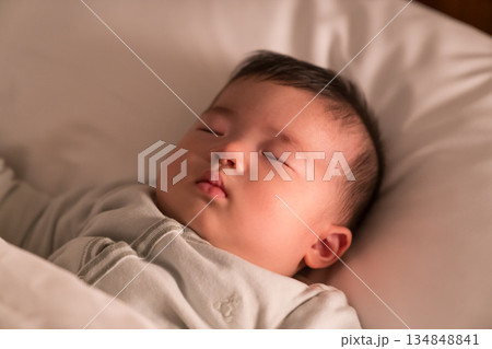 高級ホテルの客室で眠る日本人の男の子の赤ちゃん 134848841