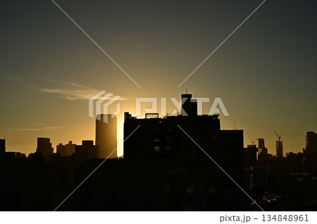 高雄の街、日没風景、シルエットの建物、オレンジ色から濃紺の空えグレデーション、夕映の雲が靡く、 高雄の街、日没風景、シルエットの建物、オレンジ色から濃紺の空えグレデーション、夕映の雲が靡く、 134848961