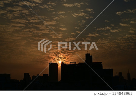 台湾、高雄の夕景、日没風景、太陽から放射状に出るオレンジ色の光芒、 134848963