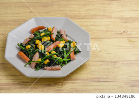 ホウレン草とウインナーのバター炒め 134849180