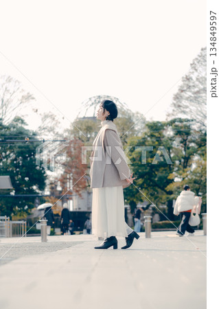 屋外ロケーションで佇む30代女性の全身ポートレート 134849597