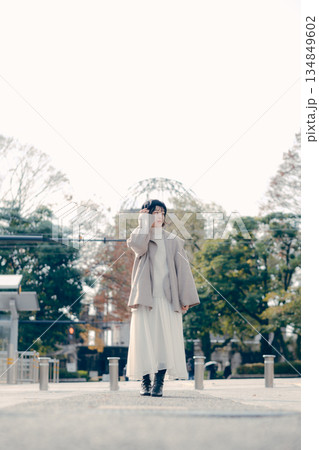 屋外ロケーションで佇む30代女性の全身ポートレート 134849602