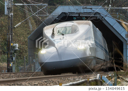 トンネルを抜けて走る東海道新幹線（滋賀県 米原市 加勢野トンネル） 134849615