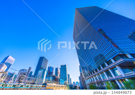 日本の東京都市景観新風景 大手町プレイスや巨大鉄骨構造体、電車、東京駅前のビル群などを望む 134849873