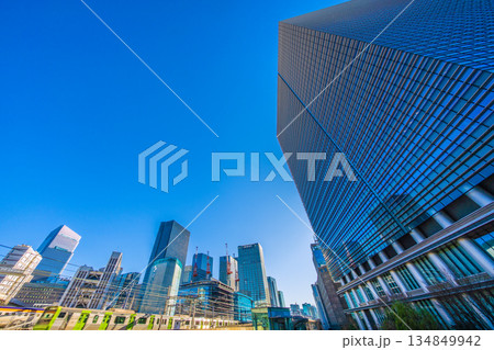日本の東京都市景観新風景 大手町プレイスや巨大鉄骨構造体、電車、東京駅前のビル群などを望む 134849942