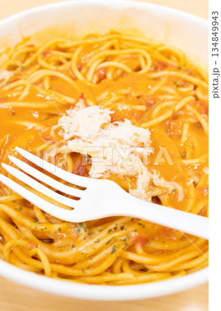 本ズワイ蟹のせた美味しいトマトクリームパスタ 134849943