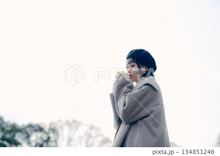 屋外でコーヒーを飲む30代女性のライフスタイルポートレート 134851246