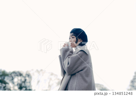 屋外でコーヒーを飲む30代女性のライフスタイルポートレート 134851248