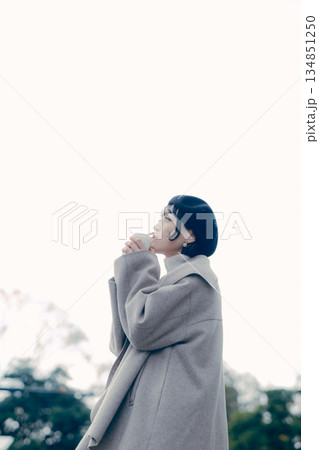 屋外でコーヒーを飲む30代女性のライフスタイルポートレート 屋外でコーヒーを飲む30代女性のライフスタイルポートレート 134851250