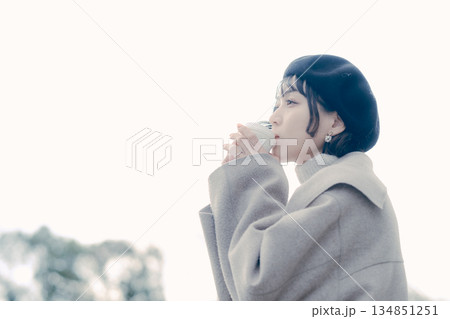 屋外でコーヒーを飲む30代女性のライフスタイルポートレート 屋外でコーヒーを飲む30代女性のライフスタイルポートレート 134851251