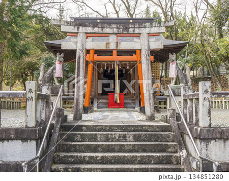御扉が開けられた稲荷神社 134851280