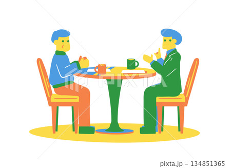テーブルをはさんで話し合う男性とビジネスマン 134851365
