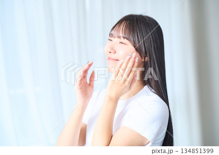スキンケアをする若い女性 134851399