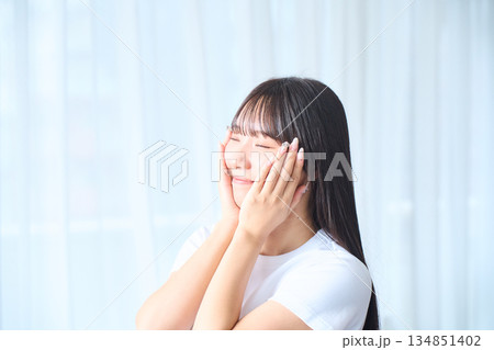 スキンケアをする若い女性 スキンケアをする若い女性 134851402