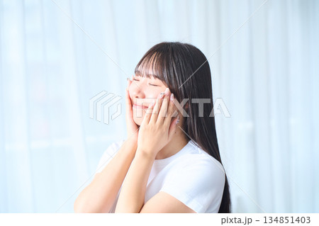 スキンケアをする若い女性 スキンケアをする若い女性 134851403
