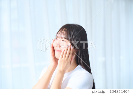 スキンケアをする若い女性 134851404